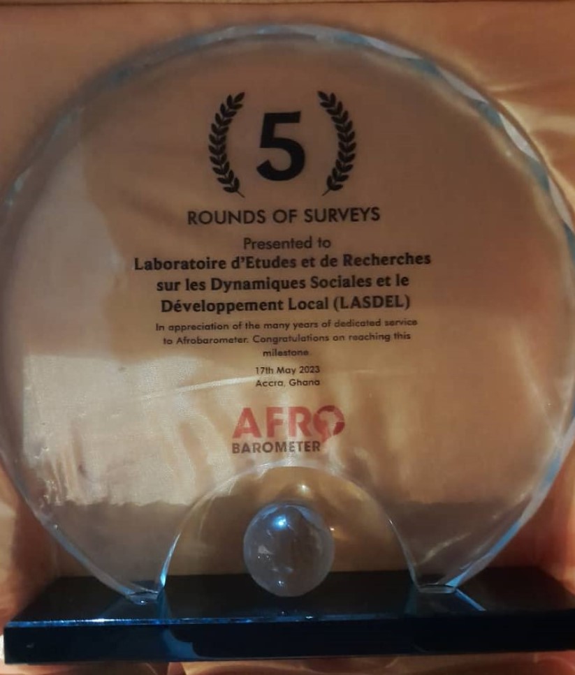 L'équipe du Lasdel Labo a l'immense plaisir d'informer le public qu'elle a remporté avec brio un trophée lors de la réunion de planification de la série 10 des enquêtes du réseau Afrobaromètre qui s'est tenue au Ghana. NB: le LASDEL a organisé 5 rounds de 2013 à aujourd'hui. @afrobarometer @CDDGha